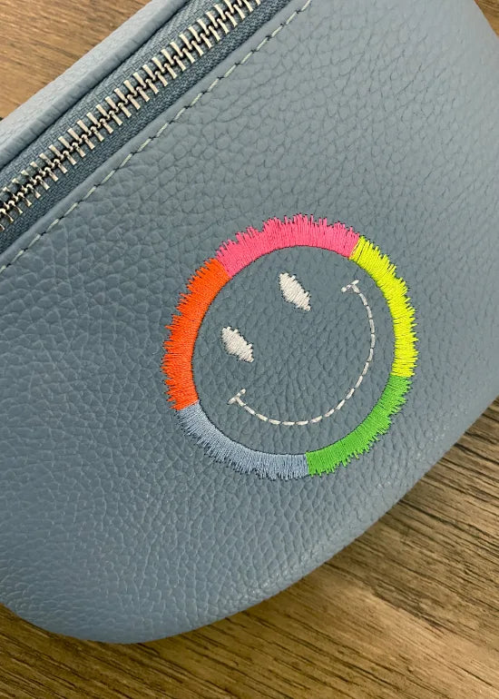 Mittlere Leder Bauchtasche hellblau mit Smiley (Silberne Verschlüsse)