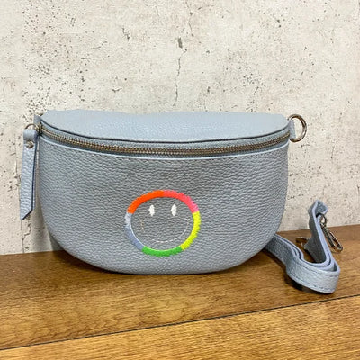 Mittlere Leder Bauchtasche hellblau mit Smiley (Silberne Verschlüsse)