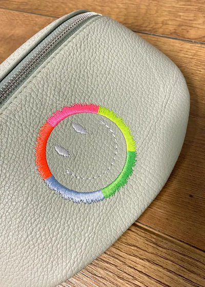 Mittlere Leder Bauchtasche mintgrün mit Smiley (Silberne Verschlüsse)